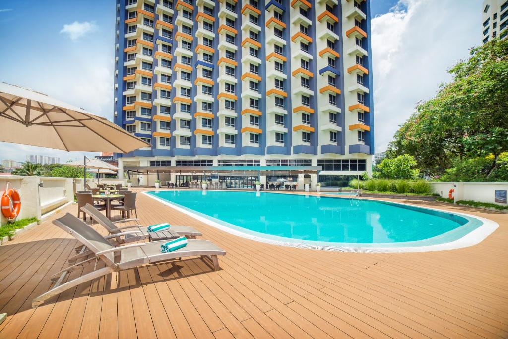هتل Oakwood Hotel